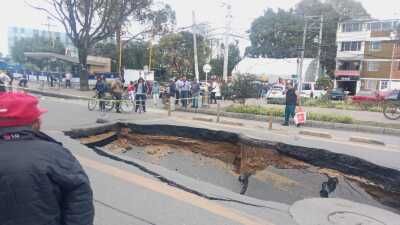 Impactantes imágenes del enorme hueco que se abrió al norte de Bogotá: autoridades revelan causas