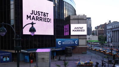 ¡Recién casados! Taylor Swift y Travis Kelce confirman su boda en pantallas gigantes de Nueva York
